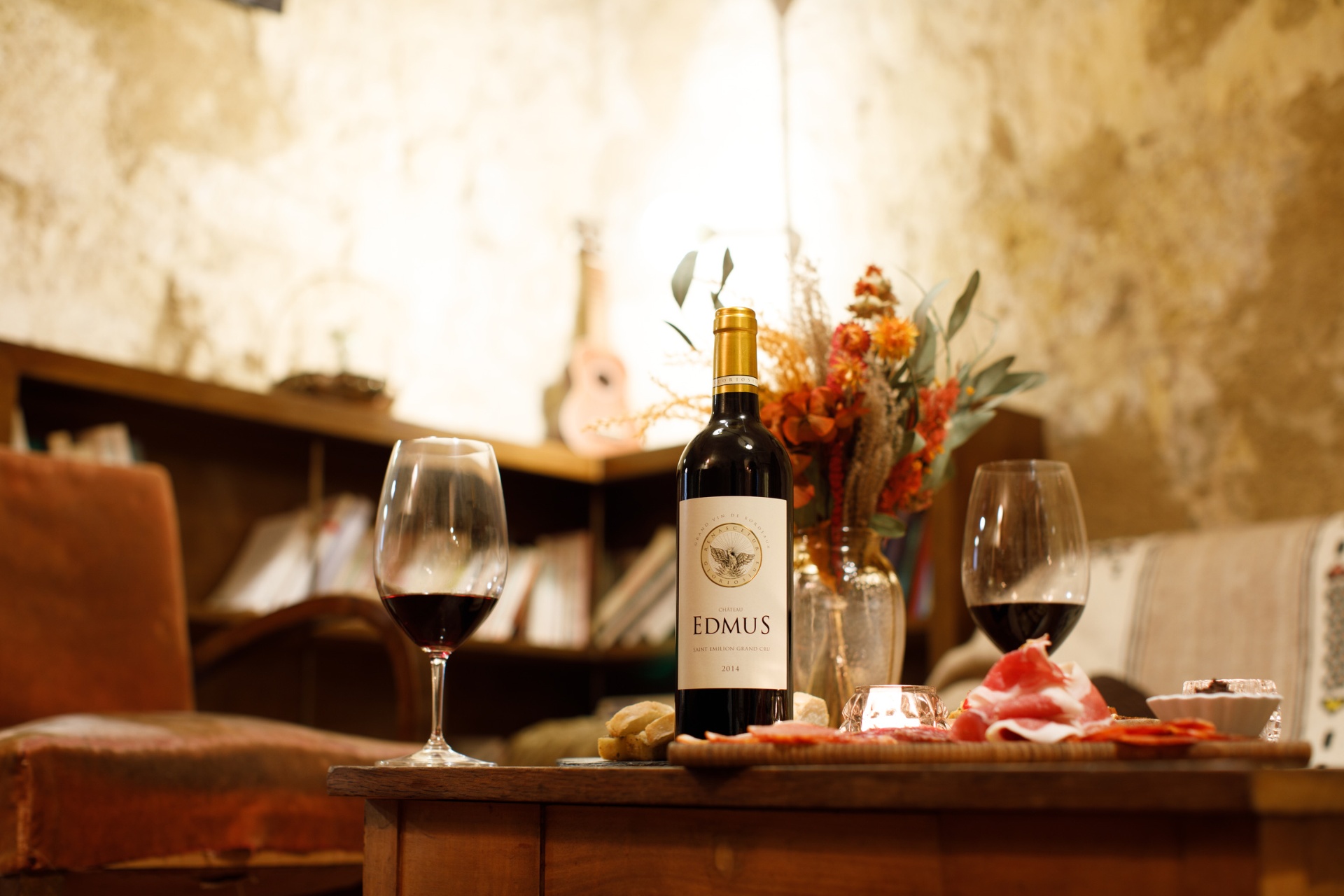 Apéritif et planche de charcuterie autour d'une bouteille de Château EDMUS